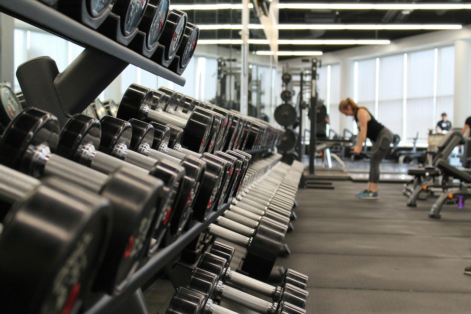Rack de mancuernas en un gimnasio de entrenamiento funcional