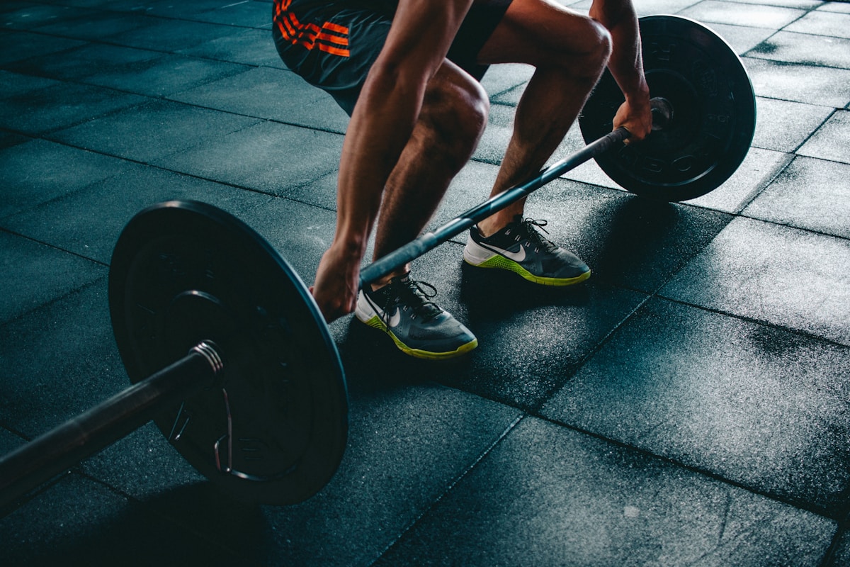 Piso de entrenamiento con barra y discos para peso muerto