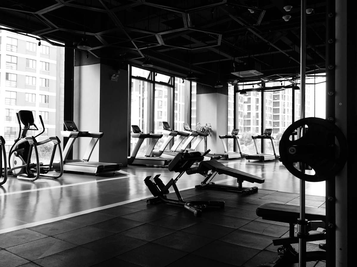 Sala de gimnasio con máquinas de cardio