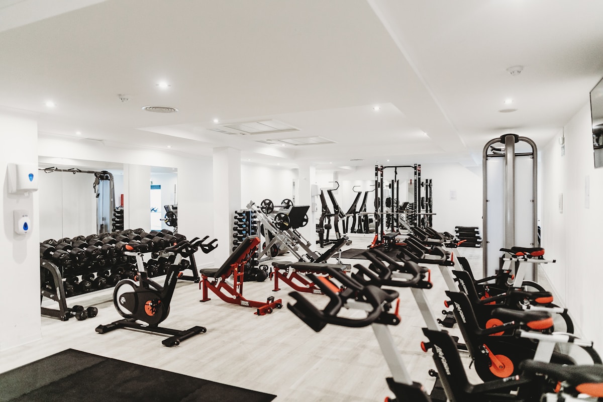 Sala de entrenamiento funcional con bicicletas y bancos
